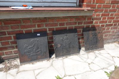 trois briques posées par terre près d'une fenêtre
