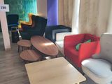 un salon avec beaucoup de meubles