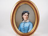 portrait d'une femme en robe bleue dans un cadre doré