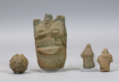plusieurs pièces de poterie posées sur une table les unes à côté des autres