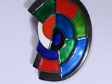 une broche multicolore sur un fond blanc