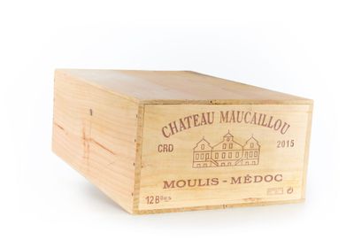 une boîte en bois avec une étiquette de vin