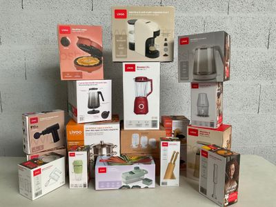 de nombreuses boîtes de café et des accessoires pour cafetière posés sur une table