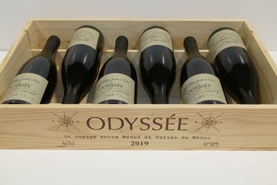 six bouteilles de vin rouge dans un coffret en bois