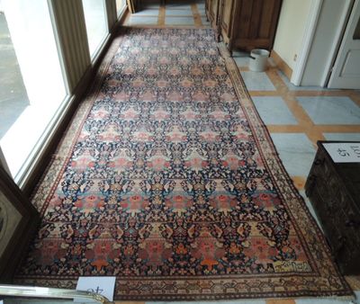 un long tapis sur le sol d'un couloir
