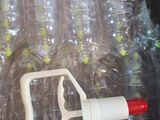 une boîte remplie de bouteilles d'eau vides et un décapsuleur