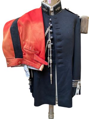 une image représentant un uniforme militaire sur un mannequin, avec une veste rouge et bleue