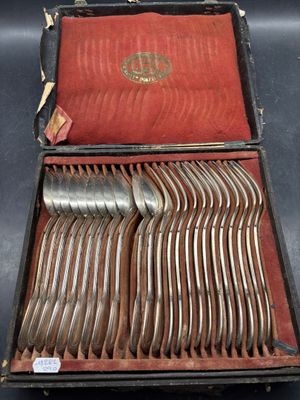 beaucoup d'argenterie dans un coffret sur une table