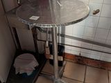 une photo d'une petite table dans une cuisine