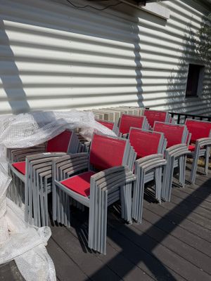 beaucoup de chaises qui sont posées sous le porche