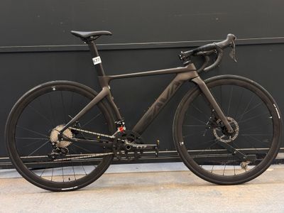 un vélo garé au bord de la rue