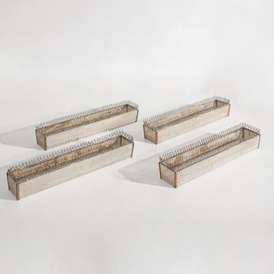 trois jardinières en bois posées sur une surface blanche