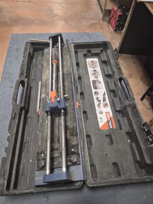 une boîte à outils avec des outils à l'intérieur sur le sol
