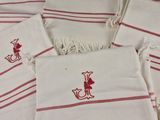 six serviettes rayées rouges et blanches, ornées d'un monogramme