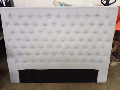 une photo d'une tête de lit en tissu blanc
