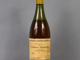 une bouteille de vin posée sur une table