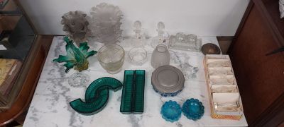 une table en marbre sur laquelle sont posés de nombreux objets en verre