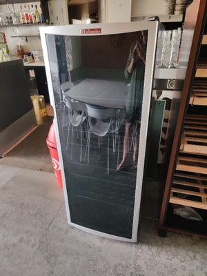 un réfrigérateur sur lequel est représentée une table et des chaises