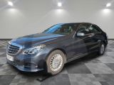 La Mercedes Classe S est garée sur un sol en carrelage à damier