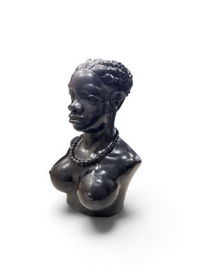 sculpture représentant le buste d'une femme portant un collier autour du cou