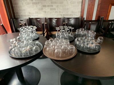 beaucoup de verres à vin vides sur la table