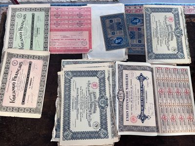 Plusieurs types de certificats sont disposés sur une table