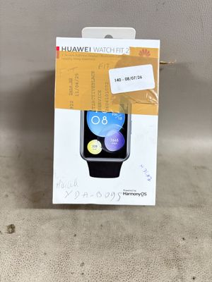 une boîte contenant une montre, posée sur une table