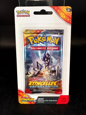 un gros plan sur une boîte de cartes à collectionner Pokémon posée sur une table