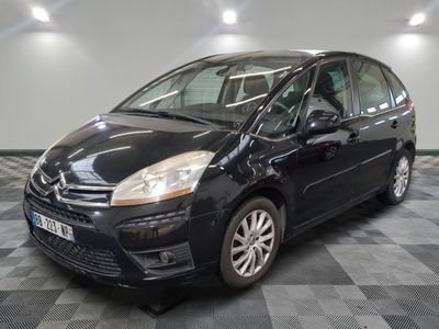 la photo d'une petite voiture noire garée dans un garage