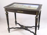 une petite table sur laquelle est posé un tableau