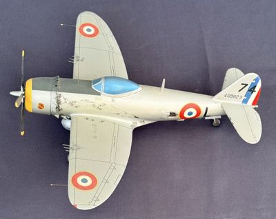 une maquette de petit avion posée sur une table
