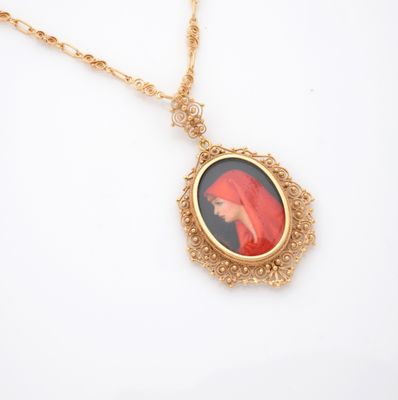 une image représentant un collier en or orné du portrait d'une femme portant un voile rouge