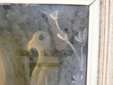 un tableau représentant un oiseau posé sur le rebord d'une fenêtre