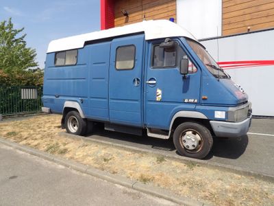une camionnette bleue garée sur le bord de la route