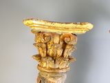 paire de colonnes anciennes en bois sculpté, peintes en doré et ornées de sculptures