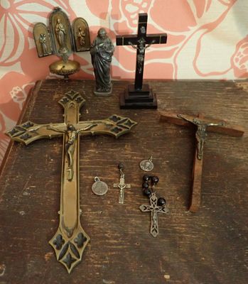 une table en bois sur laquelle sont posés une croix et d'autres objets religieux