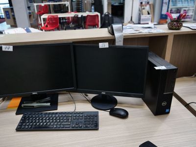 deux écrans d'ordinateur et un clavier sur un bureau