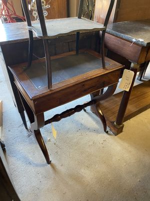 une chaise posée sur une table au milieu d'une pièce