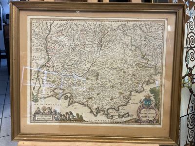 la photo d'une photo d'une carte dans un cadre