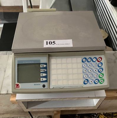 une balance posée sur une table