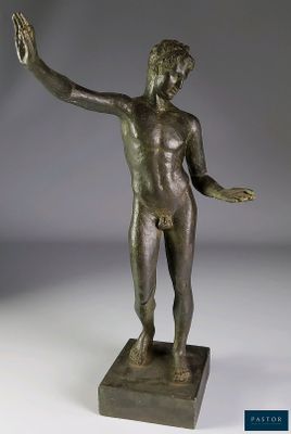 une image représentant une statue en bronze d'un homme tendant la main