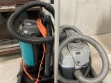 un aspirateur posé par terre à côté d'un poteau