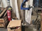 une machine posée sur un carton dans un garage