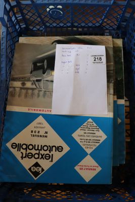 un caddie bleu contenant un ticket de caisse