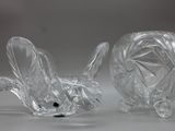 une paire de figurines en verre transparent représentant un oiseau et un poisson