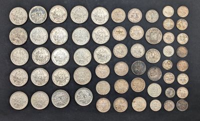 une vaste collection de pièces d'argent sur un fond noir