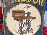 une affiche présentant une machine à coudre, posée sur une table