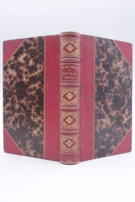 un livre rouge et noir orné de dorures