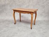 une image d'une petite table avec un plateau et des pieds en bois