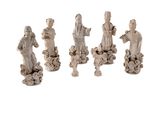 quatre figurines représentant un homme et une femme dans un jardin